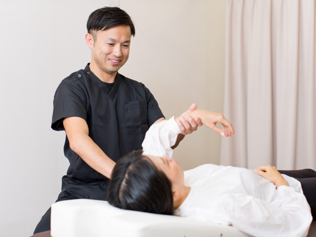 柔道整復師の大黒院長が患者に神経整体を行っている施術風景