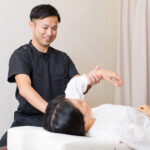 柔道整復師の大黒院長が患者に神経整体を行っている施術風景