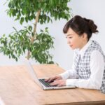 デスクワークで猫背になっている女性