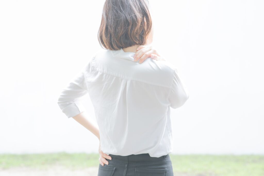 猫背で首肩が痛い女性