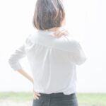 猫背で首肩が痛い女性