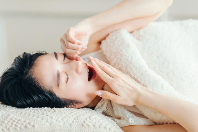 睡眠をする女性イメージ