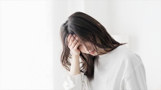 頭痛の女性