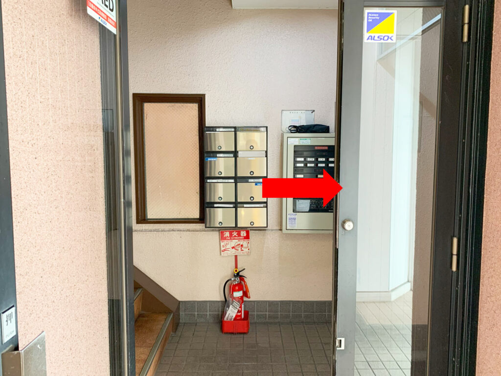 大黒整骨院が入るサクセスビル入口を進んで右にエレベーターがあります